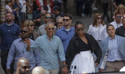 Барак Обама изрази с неприличен жест привързаността си към Мишел по време на визитата им в Гърция (СНИМКА) - 1