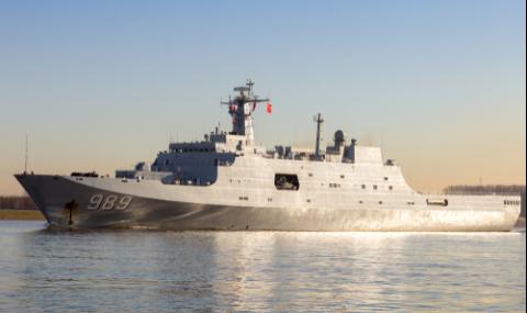 Китайски военен кораб се сблъска с товарен кораб - 1