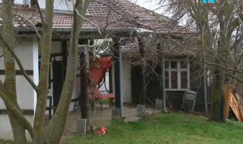 Претърсват къщата в село Българи, в която са живели Калушев и Деян Илиев - 1