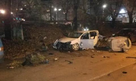 Страшно меле във Варна! Момче изхвърча от кола, удари се в друга (СНИМИ) - 1