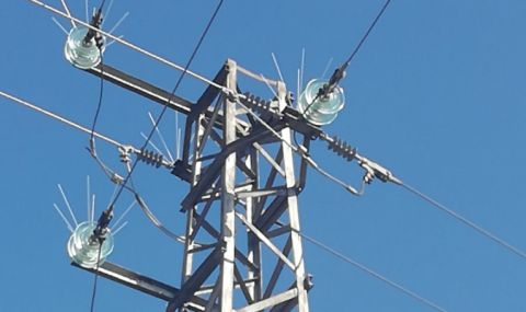 Електрически стълб надвисна над къща в центъра на Русе - 1