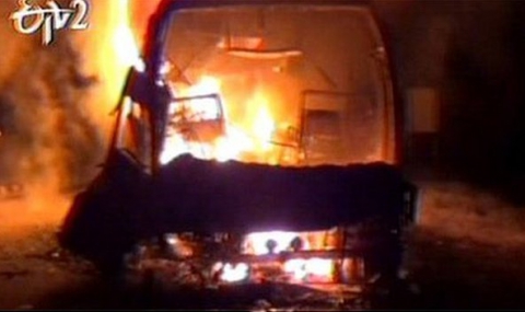 42 души изгоряха в инцидент с автобус в Индия - 1