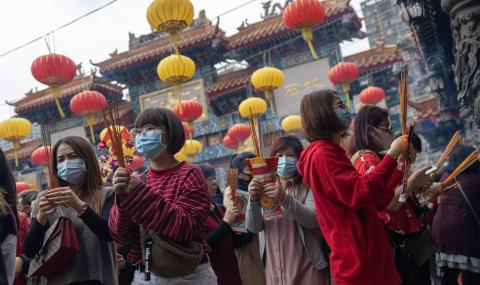 Китай празнува на фона на смъртоносния вирус - 1