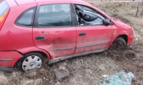 Кола излетя от пътя, изкорени дърво и се преобърна край Благоевград - 1