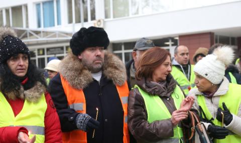 Перничани излязоха на протест в София, искат си водата - 1