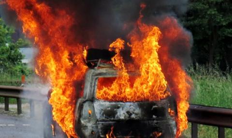 Автомобил с АГУ пламна в движение, шофьорът се бори за живота си - 1