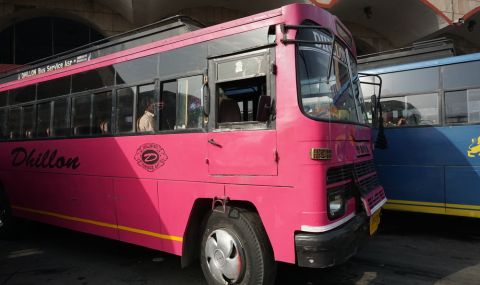 Специални розови автобуси превозват жените в Пакистан - 1