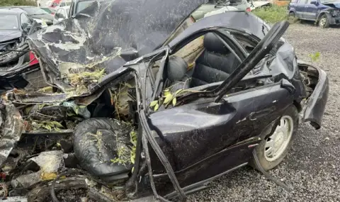 Двигателят на колата, с която се убиха трима младежи, е излетял на около 70 метра - 1
