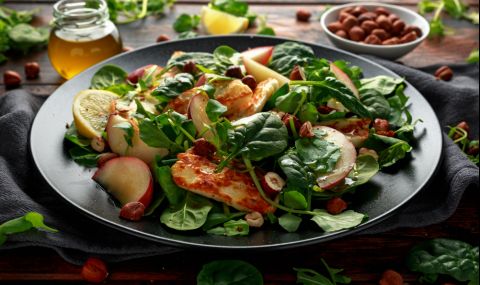 Рецепта на деня: Гурме салата със спанак и панирани сиренца - 1