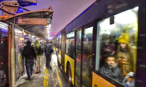 Автобус се вряза в спирка в Истанбул - 1