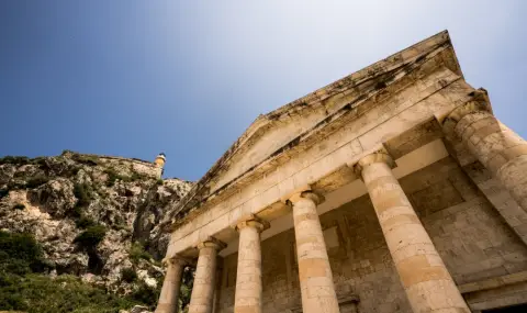 След 20-годишна битка: Гърция си върна древна плоча на Артемида, продадена от иманяри във Великобритания - 1