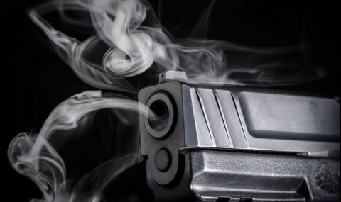 Мъж стреля с пистолет в магазин в Русе - 1