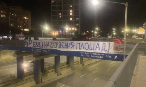 Варна осъмна с плакати на фенове на Спартак с ясно послание  - 1