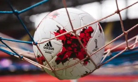 Нов срамен епизод за футбола в Африка - фенове забавиха с час и половина важен мач - 1