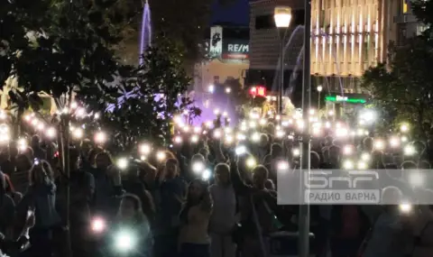 Девети пореден протест в подкрепа на Благомир Коцев, осветиха Съдебната палата с фенери - 1