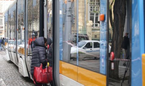 Кола се заклещи между трамваи в София - 1