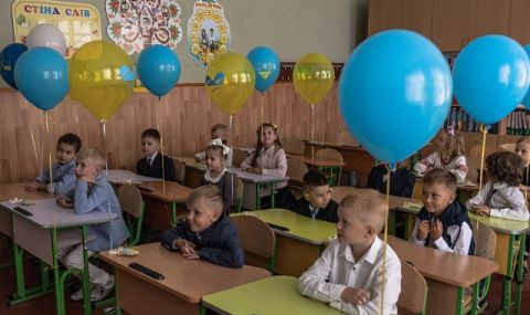 Отново в час! Училищата в Украйна отвориха врати за началото на новата учебна година  - 1