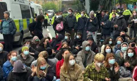 45 арестувани в Лондон след опит да попречат на прехвърлянето на кандидати за убежище на баржа  - 1