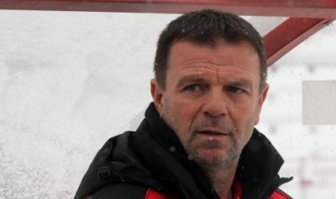 Стойчо Младенов остава треньор на Кайсар - 1