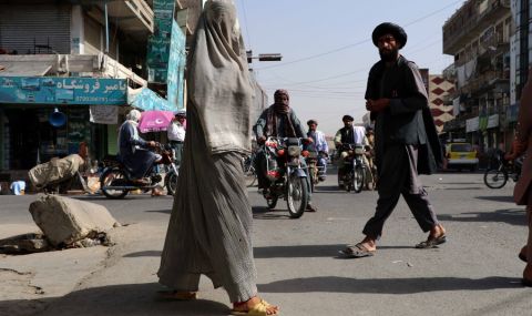 Афганистан: Няколко жени излязоха на демонстрация срещу задължителното носене на бурки - 1