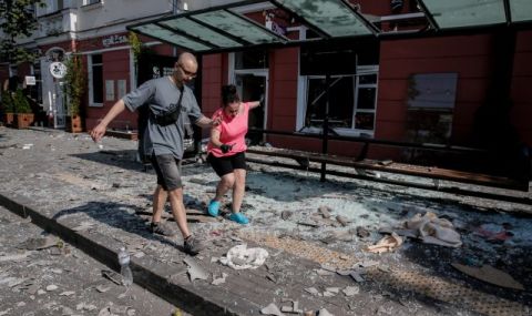Чернигов обяви тридневен траур, след като 7 души, сред които шестгодишно дете, загинаха при руския ракетен удар  - 1