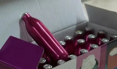 Иззеха 150 флакона райски газ от парти в училищен двор в Неделино - 1