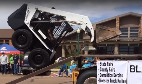 Шофьор на багер със скандални умения - 1