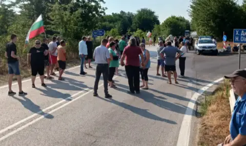 Втори ден протест блокира пътя Полски Тръмбеш - Свищов - 1