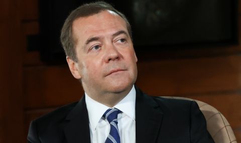 Бившият президент Медведев е олицетворение на повратите, през които преминава Русия  - 1