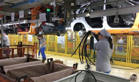 Производители на автомобили подновиха работа в Русия - 1