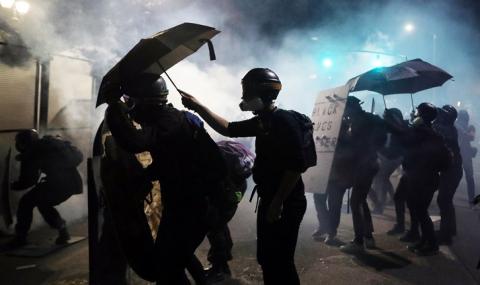 Отново безредици в Портланд, демонстранти хвърляха камъни по полицаи - 1