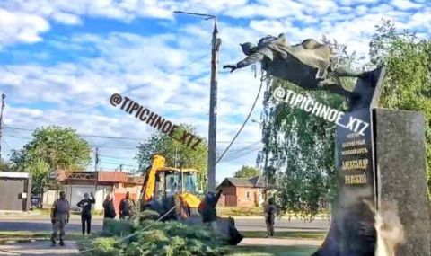 В Харков събориха и унищожиха паметника на Александър Невски (ВИДЕО) - 1