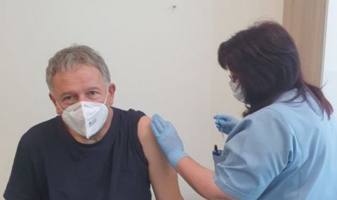 Здравният министър д-р Стойчо Кацаров се ваксинира срещу COVID-19 - 1