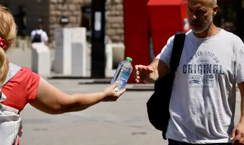 Заради високите температури: Отново раздават минерална вода в София - 1