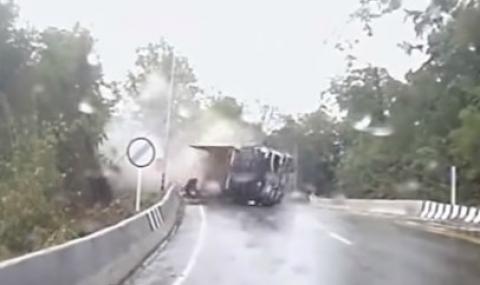 Камион се обърна и забърса моторист (ВИДЕО) - 1