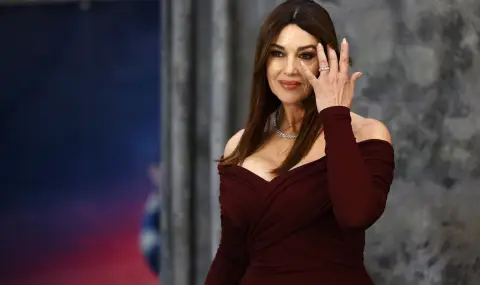 61-годишната Моника Белучи уважи гала вечер на най-стария френски вестник (ВИДЕО) - 1