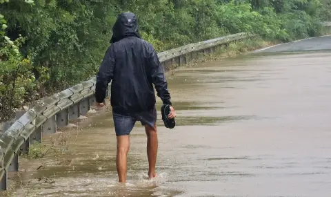 Евакуация тече в "Елените"! Поне 1 мъж е загинал!  На помощ идват военни, водолази и хеликоптер от София ВИДЕО - 1