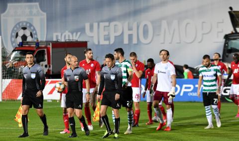 Първо във ФАКТИ: Съдийската бригада на Черно море-ЦСКА катастрофира след края на мача - 1