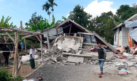 Загинали и разрушения след силен трус в Индонезия - 1