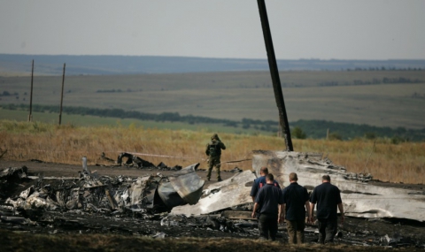 Още останки от тела на мястото на самолетната катастрофа в Украйна - 1