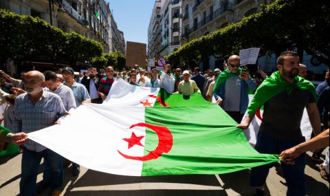 Алжир отбелязва с военен парад 60 години независимост от Франция  - 1