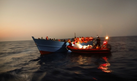 Италия спаси 500 мигранти от лодки в Средиземно море - 1