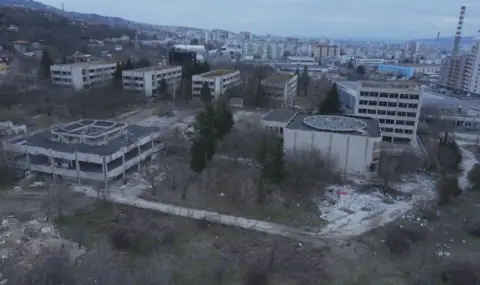 Бивше военно поделение във Варна е в руини - 1