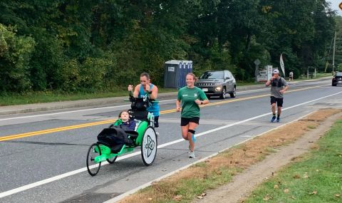 Баща и 10-годишно момиче с тежък синдром покориха Бостънския маратон - 1