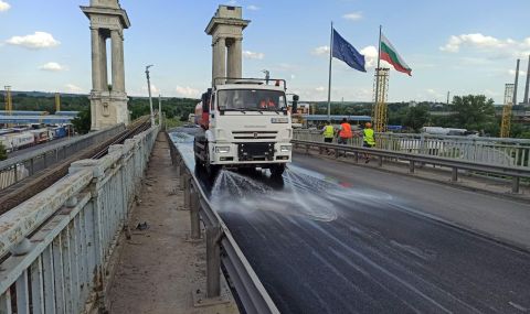 Метална част от Дунав мост се откъсна и обърна ТИР - 1
