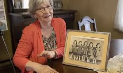 Last of the famous Dion quintuplets dies PHOTO  - 1
