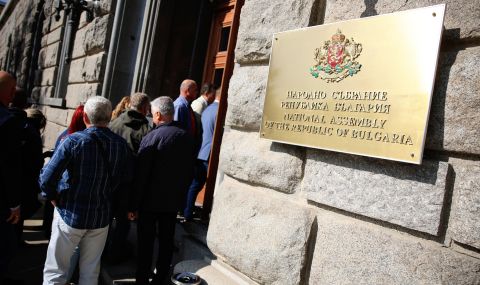Миньори, енергетици и журналисти останаха извън сградата на НС - 1