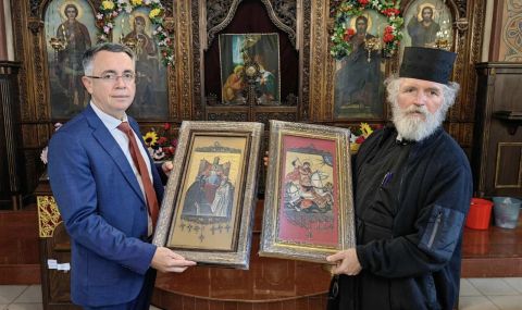 Навръх Великден кметът Хасан Азис дари икони на църкви в Кърджали  - 1