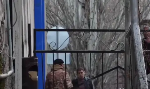 Задържаха мъж, щурмувал полицейски участък в Ереван  ВИДЕО - 1