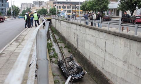 Истинско чудо! Пиян мъж оцеля след като падна от мост с колата си - 1